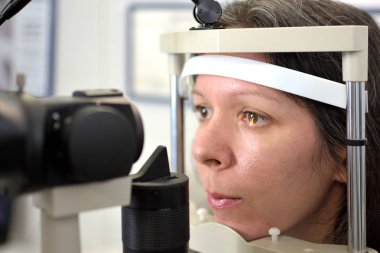 güzel genç kadın göz doktoru ile bir oküler fundus muayene yapıldı, alan derinliği düşük