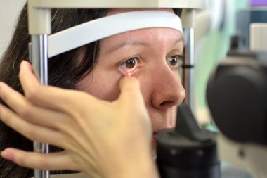 güzel genç kadın göz doktoru ile bir oküler fundus muayene yapıldı, alan derinliği düşük