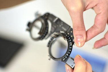 göz gözlüğü çerçevesi, alan düşük derinliği test lens içine bir lens ekleme oftalmolog optisyen optisyen