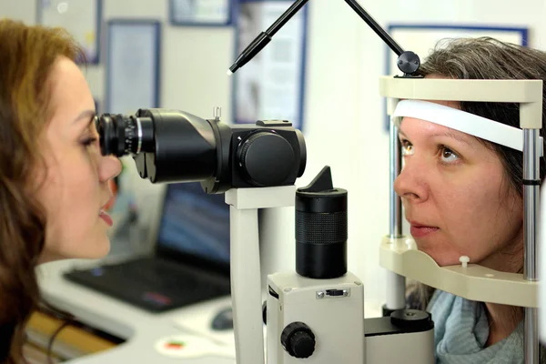 Hezká Mladá Žena Prošla Oční Prohlídkou Okuláru Oftalmologem Optometristickou Optikou — Stock fotografie