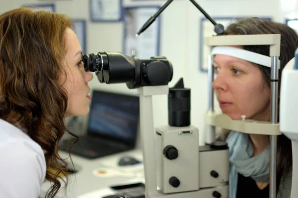 Hezká Mladá Žena Prošla Oční Prohlídkou Okuláru Oftalmologem Optometristickou Optikou — Stock fotografie