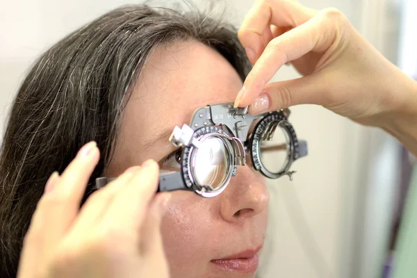 Genç Güzel Bir Kadın Vintage Stil Mercek Testinde Optometrist Optometrist — Stok fotoğraf