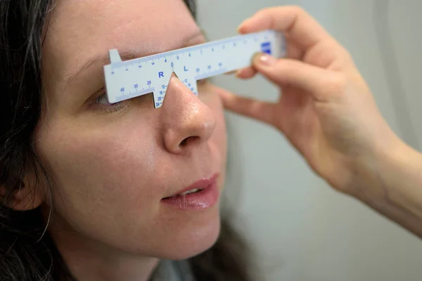 Göz Doktoru Göz Doktoru Optisyen Oldukça Genç Bir Kadın Hasta — Stok fotoğraf