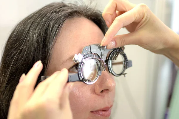 Mujer Bonita Joven Sometió Procedimiento Ajuste Lentes Una Montura Juego Imagen De Stock