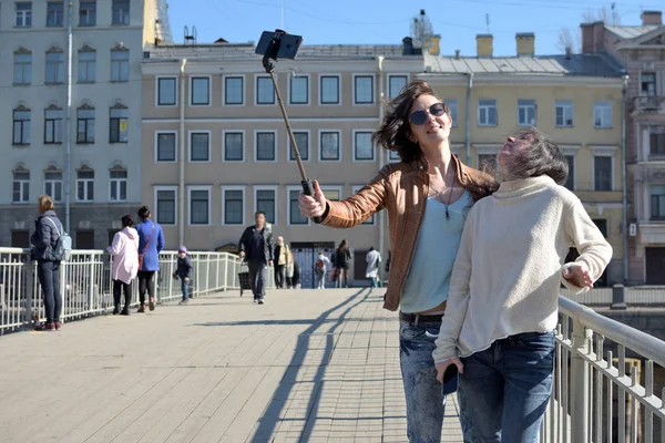 Jóvenes damas turistas en San Petersburgo Rusia tomar selfies en —  Fotos de Stock