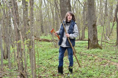 genç çocuk bir sp bir ahşap bir balta ile bir baston yapma