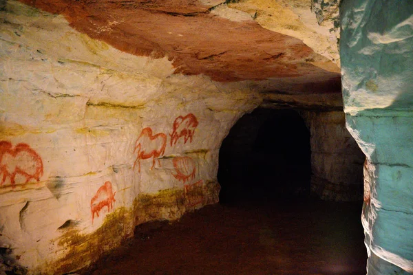 放棄された鉱山は、ラブリンス国立公園のレクリエーションエリアを洞窟に入れます ストック画像