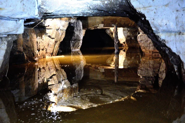 Mines abandonnées grottes labirynthe parc national aire de loisirs dans — Photo