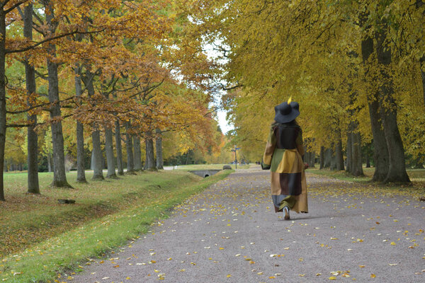 молодая красивая красивая женщина позирует в длинном зеленом и бро
