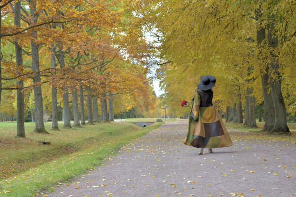 молодая красивая красивая женщина позирует в длинном зеленом и бро
