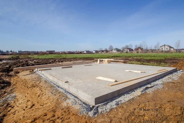 Laying the foundation. Construction works. The foundation for the house. Grounds for the Cottage. — Stock Image Laying Foundation Construction Works Foundation House Grounds Cottage Stock Photo