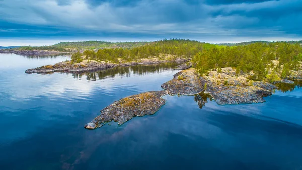 Karelia. Islands from a height. Ladoga lake. The skerries of the Ladoga lake. The Republic of Karelia. Stony islands. Russia. — Stock Image Karelia Islands Height Ladoga Lake Skerries Ladoga Lake Republic Karelia Stock Photo