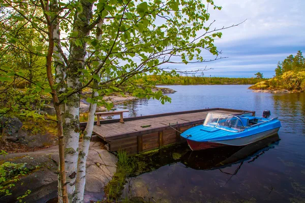 Boat at the pier. Motor boat at the pier. Karelia. Ladoga lake. — Stock Image Boat Pier Motor Boat Pier Karelia Ladoga Lake Stock Picture