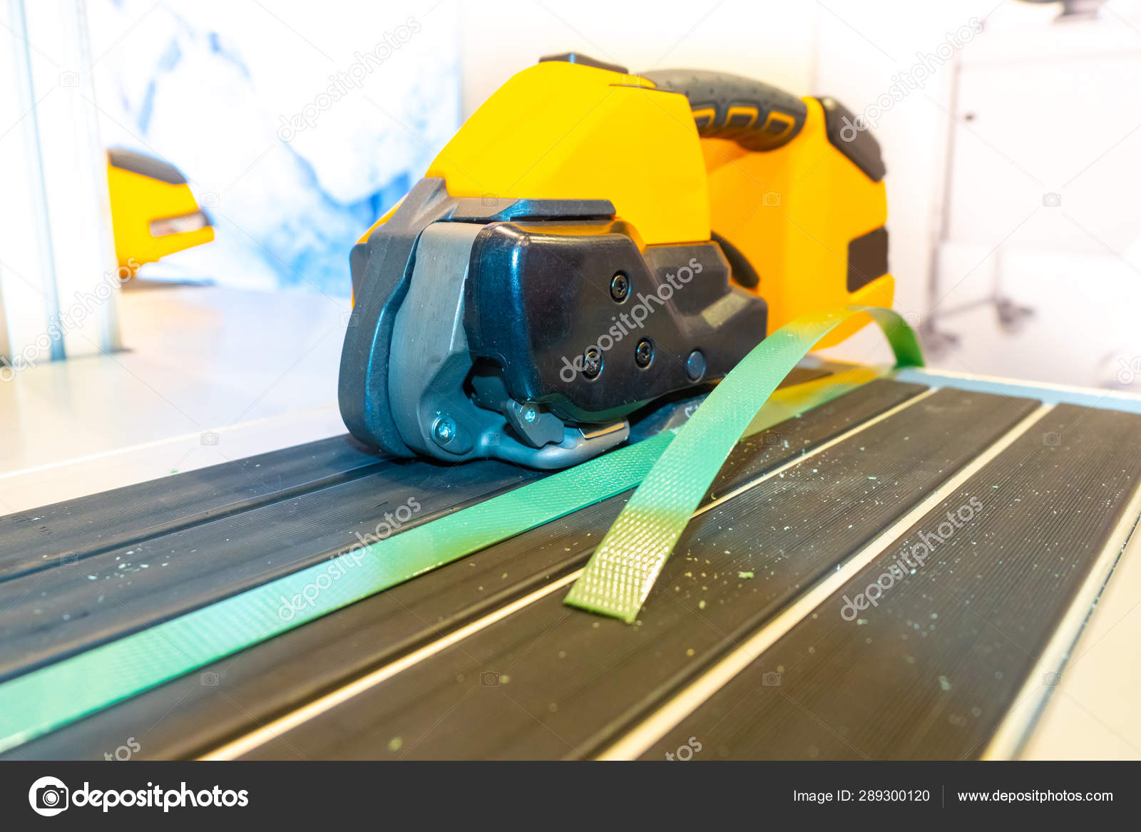 Portable strapping machine for packing crates and boxes. Packing cargo