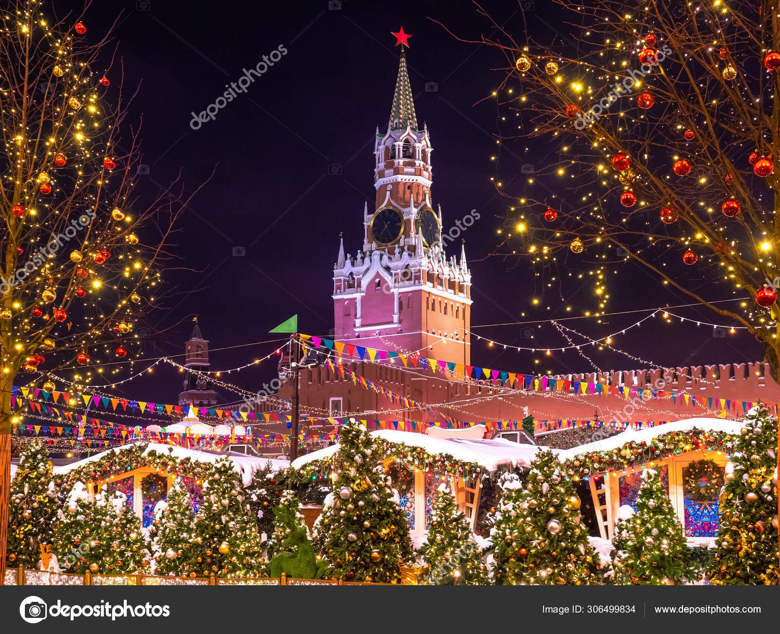 Russland Moskau Kremlin Weihnachtsmarkt Auf Dem Roten Platz Der Platz Ist Fur Das Neue Jahr Geschmuckt Festliches Moskau Am Abend Redaktionelles Stockfoto C Grinphoto 306499834