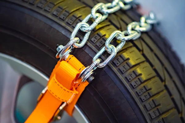 Tire chain. Chains and anti-skid belts on the wheels of the car. Adaptations for increase of coupling properties of wheels on ice. Off-road wheel.