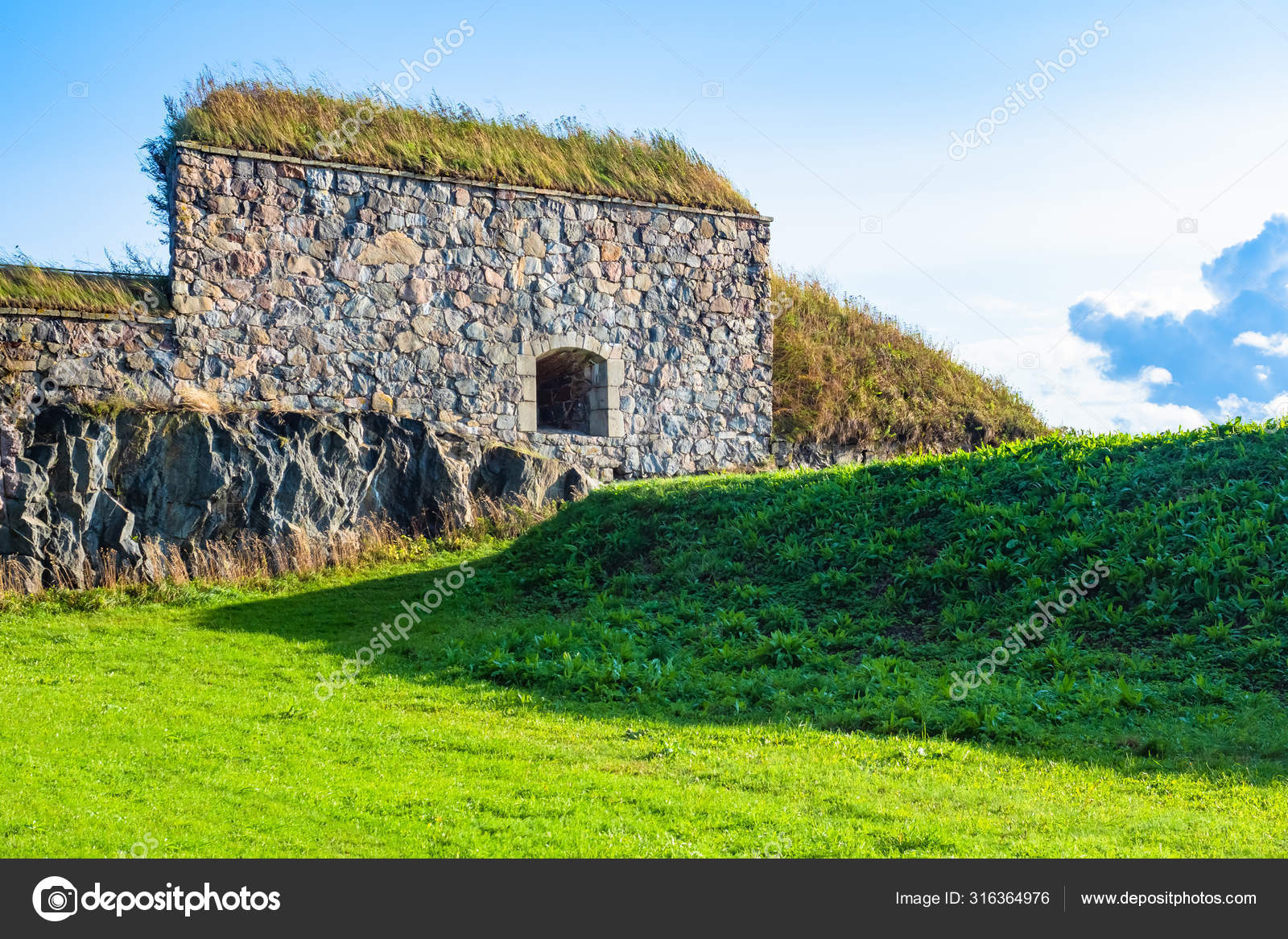 芬兰 赫尔辛基 Suomenlinna Sveaborg要塞芬兰要塞 苏门尼纳堡在蓝天的背景下狼滑雪板 防御工事的堡垒系统 要塞从内部 2 欧洲联盟 图库社论照片 C