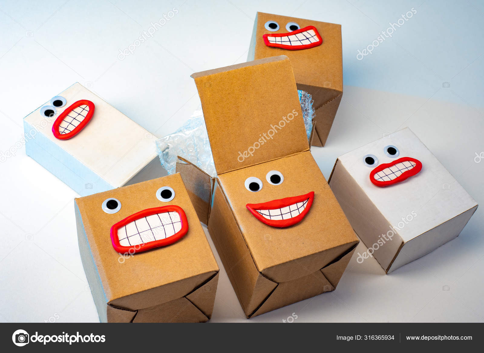 絵文字小包から幸せ コンセプト 荷解きパッケージから良い感情 小包が届けられたことを嬉しく思います フィルムを梱包して箱を開けます ボクシングの小包から 喜びます笑顔の箱 ストック写真 C Grinphoto