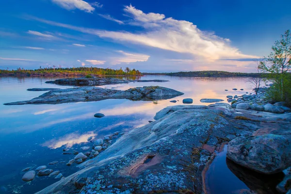 Karelia. Landscape Of Russia. Lake Ladoga. Northern nature. Nature Of Karelia. Rocky cliffs protrude from the water. Horizon. — Stock Image Karelia. Landscape Of Russia. Lake Ladoga. Northern nature. Nature Of Karelia. Rocky cliffs protrude from the water. Horizon. Stock Photo