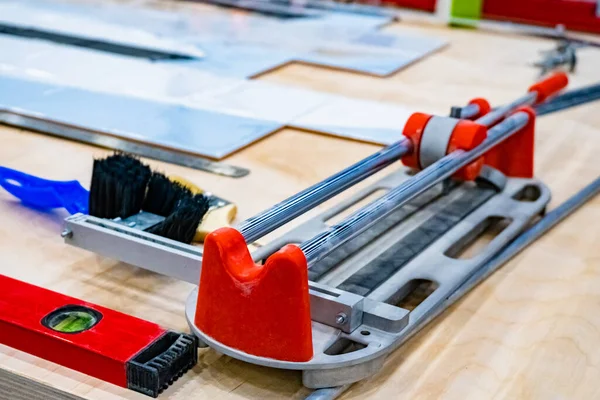 Equipment for cutting and laying tiles. Tile cutter. Finishing facilities. Laying tiles in the kitchen. Demonstration of the tool for work with finishing panels. Finishing work. Courses builders.