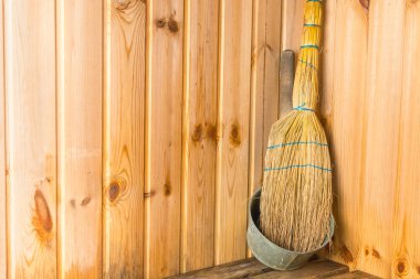 Banyodaki metal kovada sarı süpürge