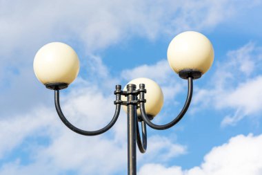 Üç fenerli sokak direğine.