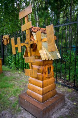 Eski ahşap yel değirmeni yakın çekim.