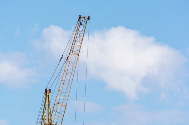 Büyük binaların inşası için yüksek vinç.