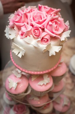 Çiçekli güzel düğün pastası