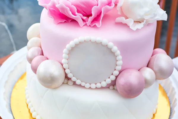誕生日の子供のための子供の誕生日ケーキ — ストック写真