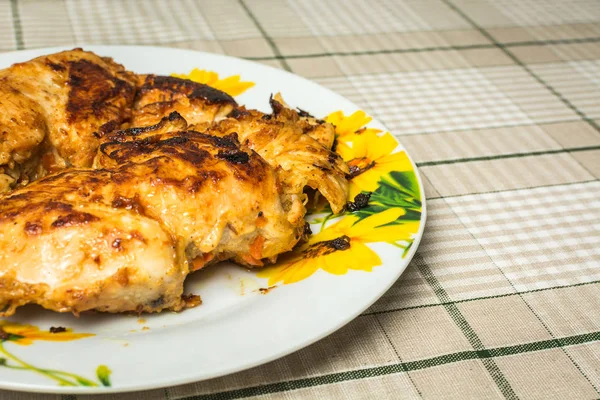 Duftendes gebratenes Hähnchenbrustfilet in einem Teller auf dem Küchentisch. — Stockfoto