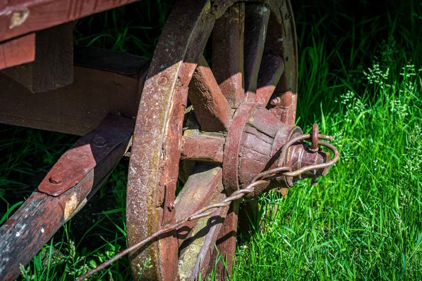 Old wooden wagon wheel — Stock Photo, Image