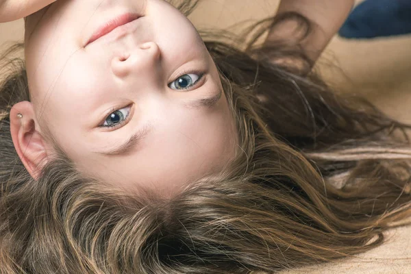 Nettes junges Mädchen steht mit heruntergelassenen Haaren auf ihrem Kopf — Stockfoto