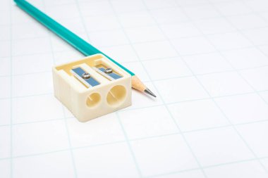 Beyaz bir kağıda Staples yakın basit bir kalem.