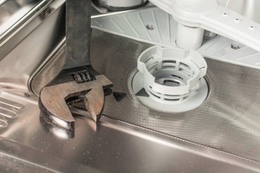 Bulaşık makinesinde siyah gaz anahtarı