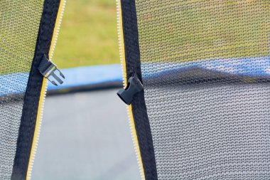 Çocuk güvenliği için trambolinde fermuarlı toka aç.