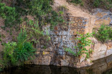 Gölün kıyısında büyük bir kaya