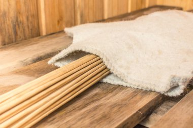 Bir banyoda beyaz bir eldiven içinde Bambu süpürge