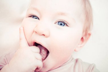 Bir bebeğin neşesi ve gülümsemesi