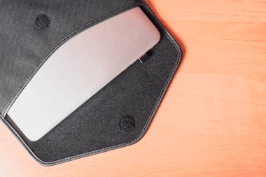 Masanın üzerinde bir çanta içinde ultra ince dizüstü bilgisayar