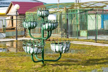 Çiçekler için yatak sokakta duruyor.