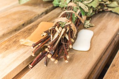 Banyodaki bir süpürgenin yanında iki sabun parçası yatıyor.