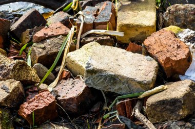 Bir sürü eski tuğla..