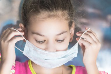 Güzel kız bakteri ve virüslere karşı yüz tıbbi maske koyar