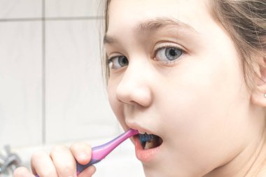 Banyoda dişlerini fırçalayan güzel çocuk