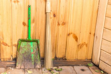 Saunada temizlik için bambu süpürge ile Yeşil kepçe