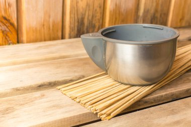 Banyoda bambu süpürgesi üzerinde bir termos kupa