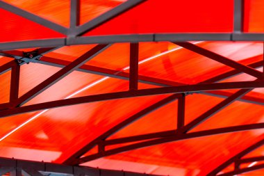 parlak kırmızı çatı görünümü.