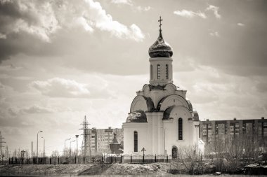 Nehir kıyısında güzel kilise.
