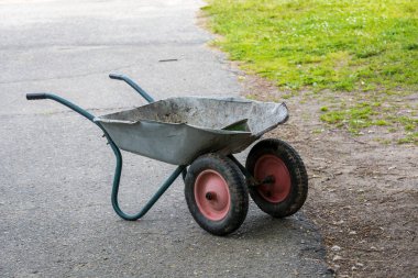 Çöp taşınması için tekerlekler üzerinde demir sepeti.